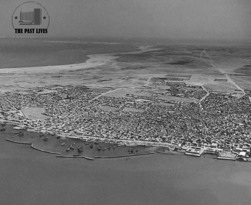 1945 , An aerial view showing Kuwait