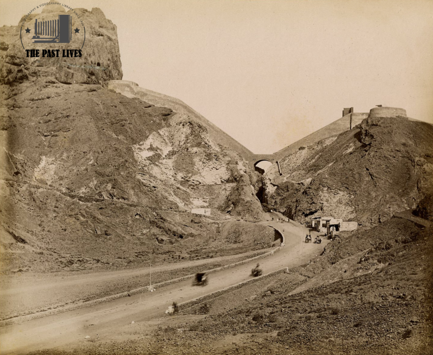 Road and communication pass between the Arab city and the city Yemen Aden 1880
