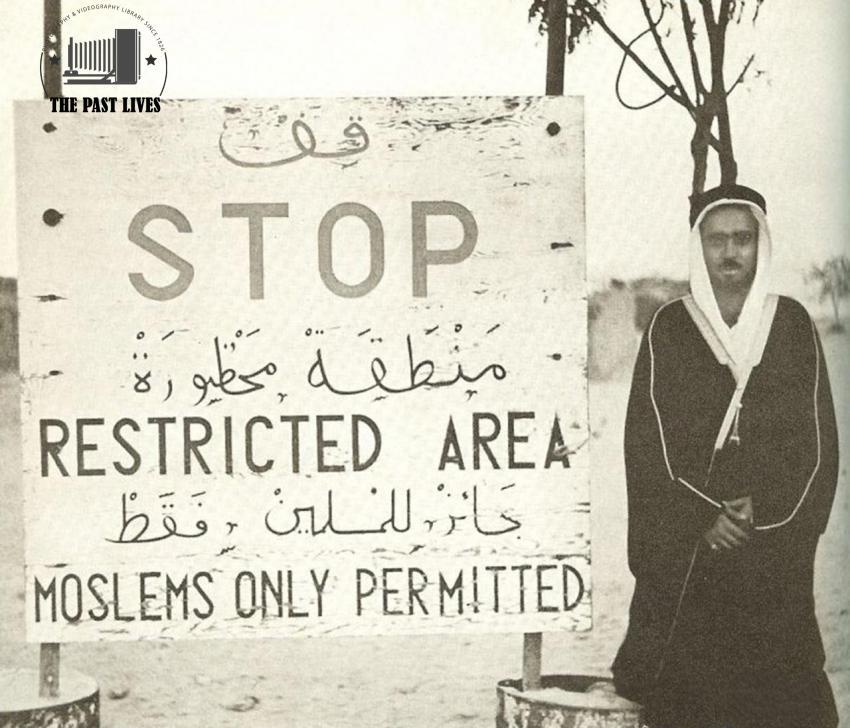 Pilgrims receiving the Mecca border in 1953