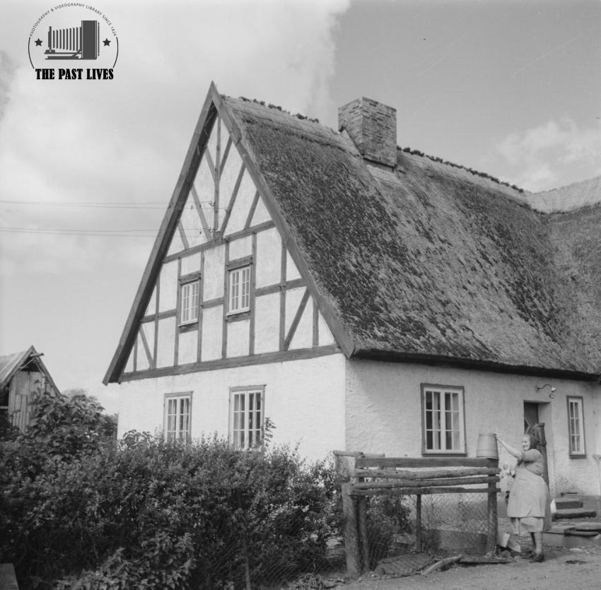 Gebäude mit alter Frau , Germany1977