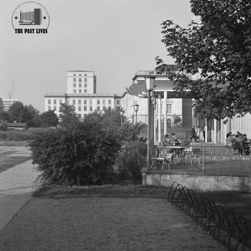 Studentinnen vor Mensa ,Austria 1958