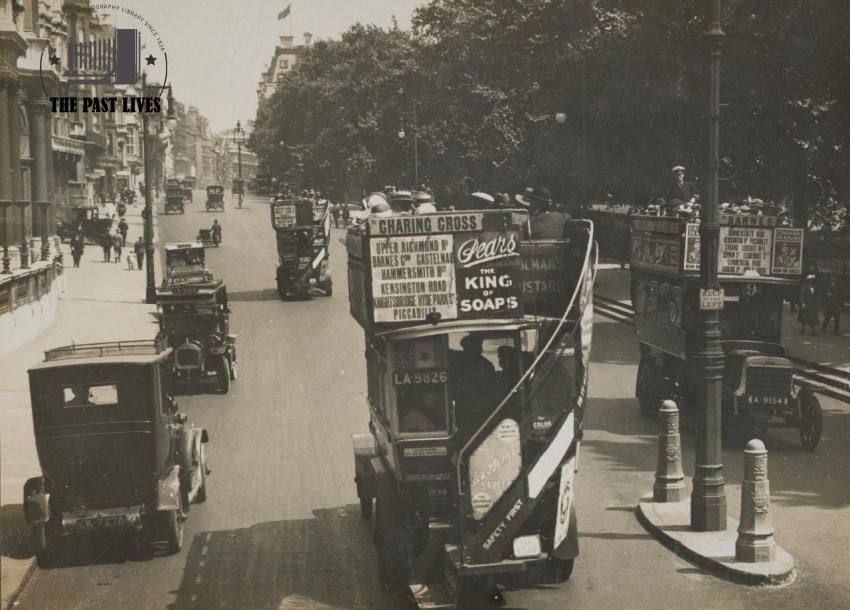 Britain, London, Piccadilly  St  James Park on right 1919